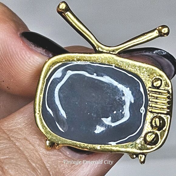 Retro Television TV Off Pin Goldtone Enamel Front Screen 80s Antenna Scarf & Tie - Picture 3 of 12